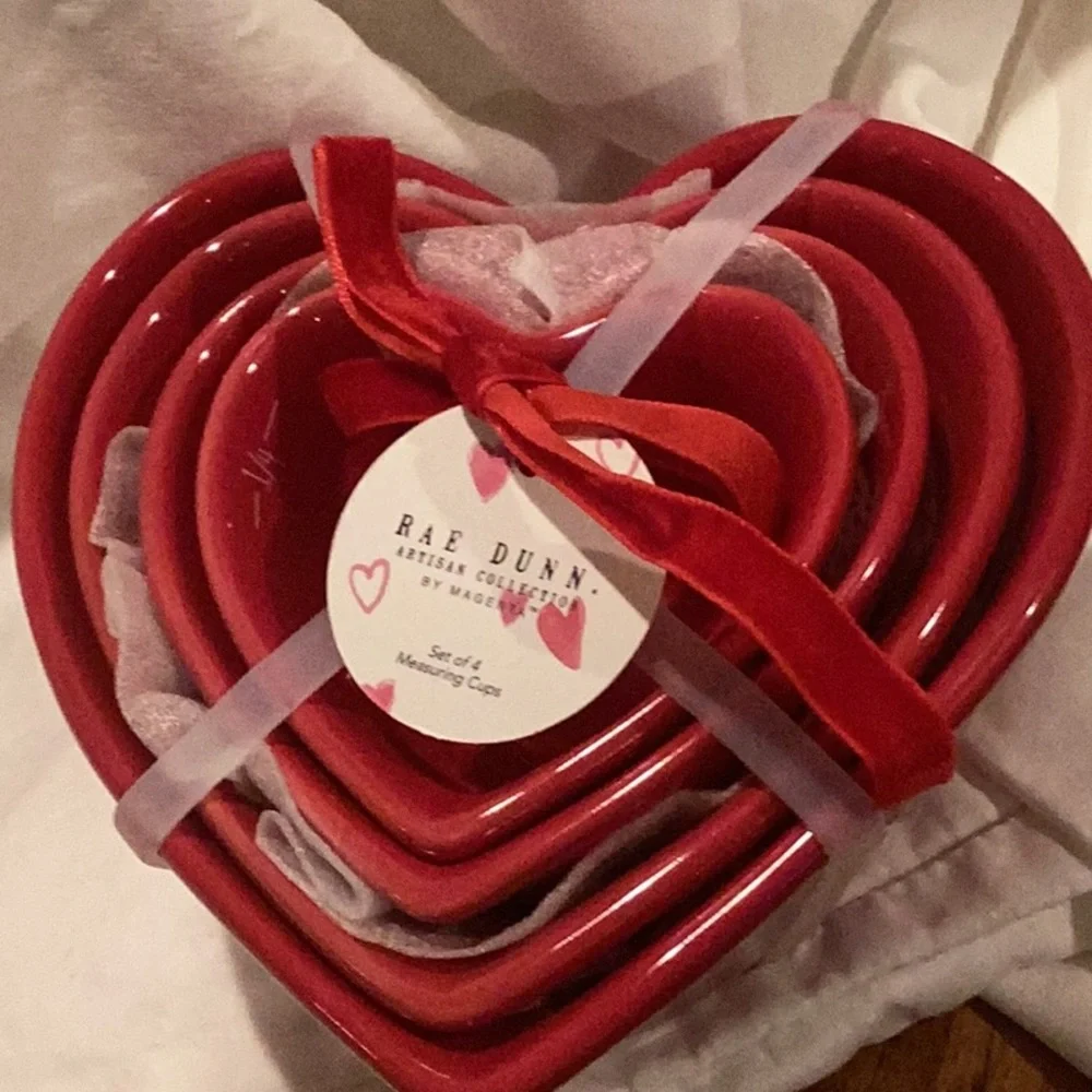 Rae Dunn XO heart shaped measuring cups